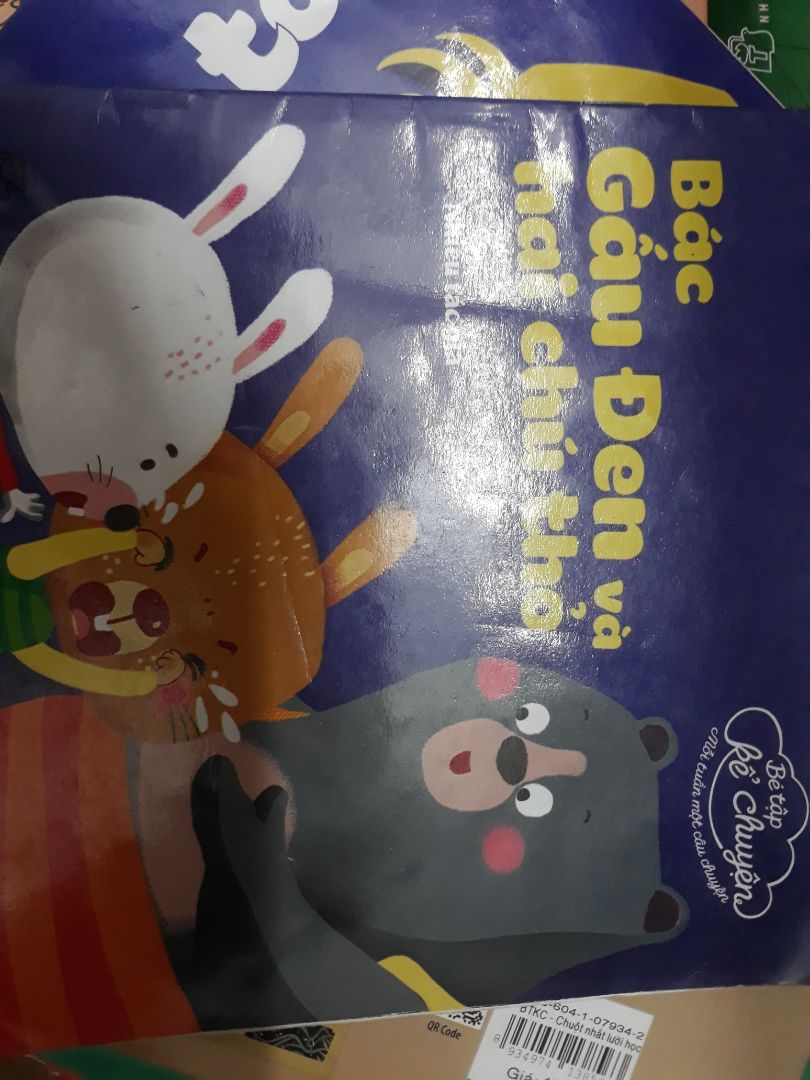 Bác Gấu Đen và Hai Chú Thỏ chứa đựng một bài học vô cùng giản dị: hãy biết giúp đỡ người khác khi họ gặp khó khăn. 
Một câu chuyện rất hay dành cho các bạn nhỏ tuổi từ 2 đến 6.