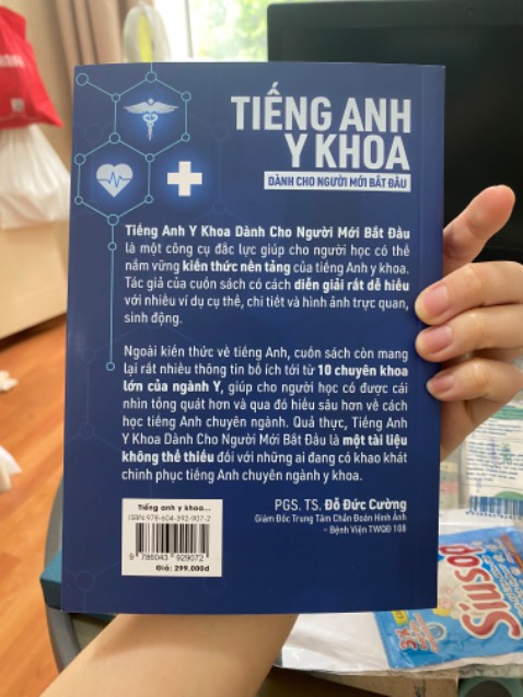 Thường xuyên xem các reels dạy từ vựng y khoa của bác sĩ Kiên và thấy rất thú vị, hữu ích nên biết ổng ra sách là mình phải mua ngay (dù không làm trong ngành y.)
+) Điểm cộng: bọc sách cẩn thận. Sách dày dặn, in đẹp, sắc nét. Nội dung được chia thành từng mục rõ ràng,  có hình minh họa, phần giải thích ý nghĩa tiền tố và hậu tố rất dễ ứng dụng, phần giải thích thuật ngữ y khoa dễ hiểu.
+) Điểm trừ:…không có.
Kết luận: Mình mới nhận sách về tay nên chỉ kịp ghi một vài đánh giá sơ bộ như vậy. Tuy nhiên, vẫn khuyên mọi người nên mua cuốn này nha. Đối với người trong ngành y thì không đến lượt mình khuyên mua cuốn này (haha), nhưng với những đứa ngoại đạo như mình chẳng hạn…Vừa học thêm tiếng Anh, vừa biết thêm một chút về y học cũng là một trải nghiệm thú vị.
Cảm ơn bác sĩ Kiên và team rất nhiều!!