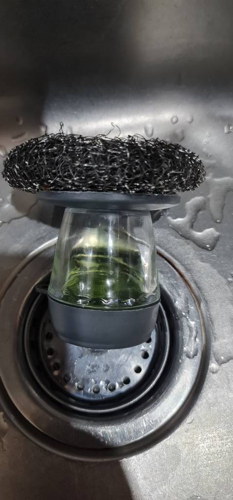 Chất liệu nhựa kém vặn nắp dễ nứt vỡ. Van 1 chiều cao su xịt dầu rửa ra đầu kém, tắc không ra. Thay cho miêang bùi nhùi cầm đỡ đau tay