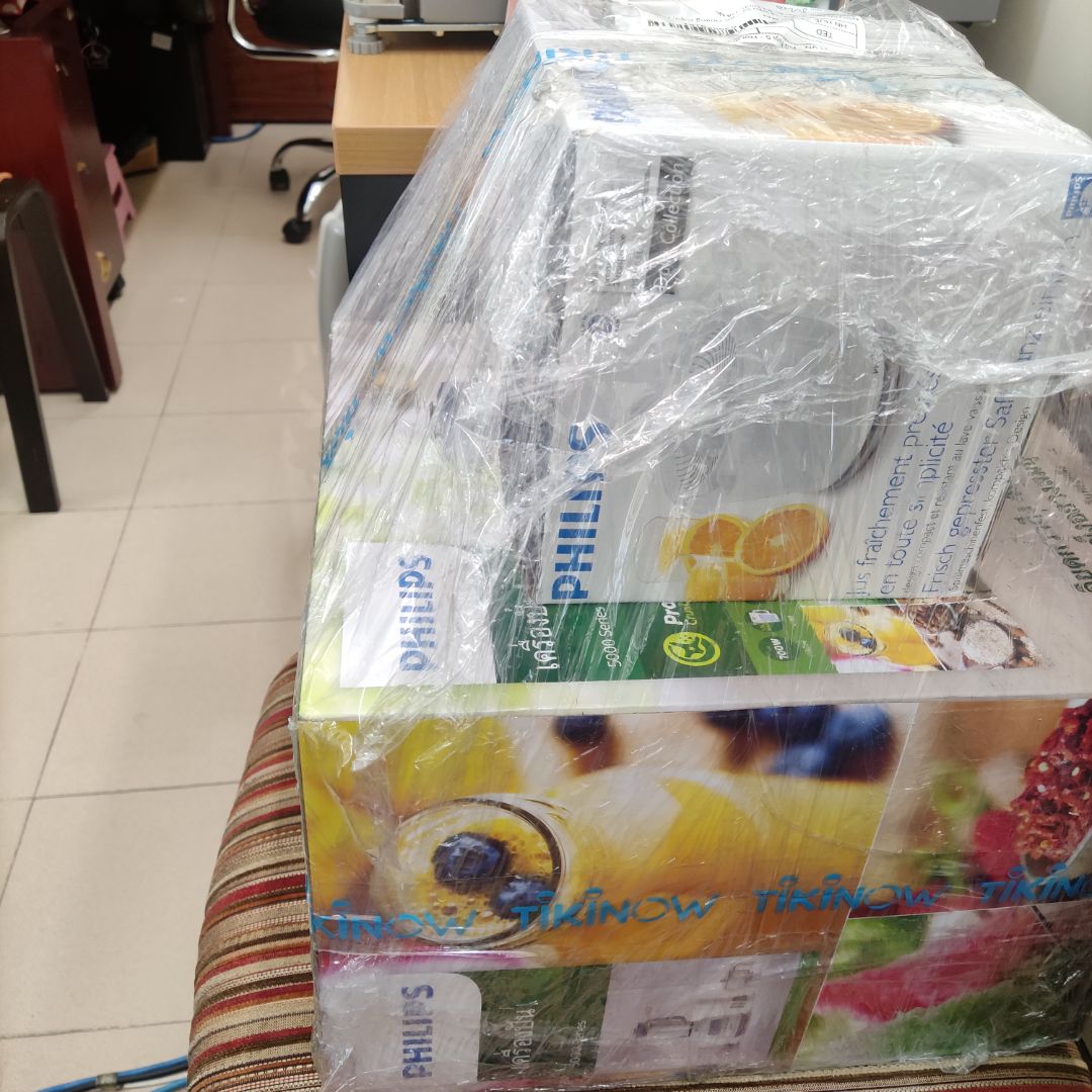 Tiki giao hàng nhanh hơn dự kiến, 1 kiện đầy đủ cả máy xay và quà tặng là máy vắt cam, hộp nguyên vẹn không móp méo gì. Máy xay đầy đủ phụ kiện. Xay khá khoẻ, hơi ồn. Đã thử làm sinh tố bơ và sữa hạt sen: Sinh tố bơ nhuyễn mịn như ảnh khá nhanh, chỉ cần dùng số 2. Hạt sen tươi ngâm 4 tiếng còn khá cứng thì xay số 5 khoảng 1 phút cũng rất mịn. Máy vắt cam tặng kèm thì tốt khỏi nói, trước mình đã mua một lần rồi và ở nhà vẫn đang dùng. Rất hài lòng! ?