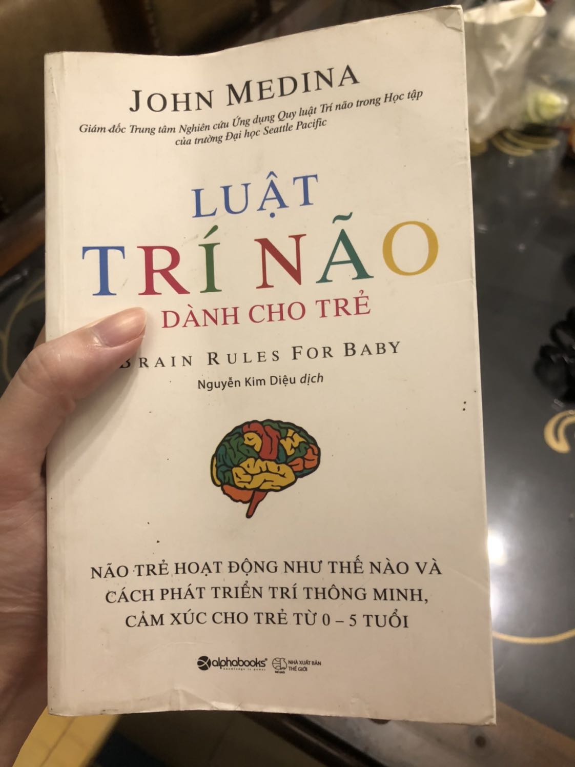 Sách được giao trong tình trạng cũ, dơ ố và bìa cong gập. Mua sách mới mà nhận sách quá cũ như vậy thật sự rất ko hài lòng.