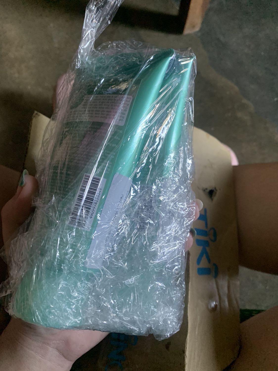 Chất lượng srm thì ok quá ròi, mình xài của nhà Senka cũng 3 4 năm nay rồi, xài từ màu hồng qua màu xanh, thấy chất lượng vẫn rất ok. Vì đợt này dịch nên có đặt hàng về quê, hàng thì bị móp méo, thùng hàng cũng bị rách 1 lỗ nữa? chắc do khâu vận chuyển. Mình mua trong store nên nhận đc gói hàng như này nên cũng hơi buồn, mong lần sau khắc phục ạ
