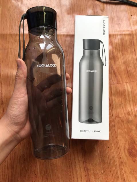 - Ưu điểm:
+ Chất lượng dày, không có mùi nhựa kinh như loại rẻ tiền
+ Làm rơi mà không bị xước
+ Bề ngoài nhìn màu rất sang
+ Đựng được nhiều nước
+ Dung tính lớn nhưng thiết kế thon gọn, nên có thể đựng vừa trong balo mang đi học, balo nhỏ đi chơi hay túi tote, túi xách lớn.
+ Nắp chặt, không bị trào nước ra ngoài.
+ Nhẹ
+ Giao hàng nhanh ( đặt từ tối, sáng hôm sau giao)
- Nhược điểm:
+ Giá hơn cao so với mặt bằng bình nhựa nói chung
+ Không có loại này 500ml :(((
+ Phần dây cầm cao su hơi nhỏ

--> Đáng mua, mùa hè rồi, dùng loại này tiện lắm nha,