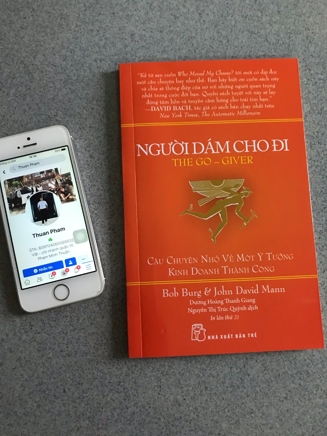 Cuốn sách nhỏ gọn, tuy chia ra nhiều chương nhưng thật chất là 1 câu chuyện. Điểm đặc biệt là bạn phải đọc đến cuối cùng mới ngộ ra được ý nghĩa của cuốn sách, và điều này sẽ khiến bạn phải lật lại trang đầu đọc lại :))), cho tác giả 9đ
Mua sách tại Tiki luôn yên tâm về chất lượng, giao hàng cực kì nhanh, đóng gói cẩn thận. Quá tuyệt, xứng đáng hơn 5*