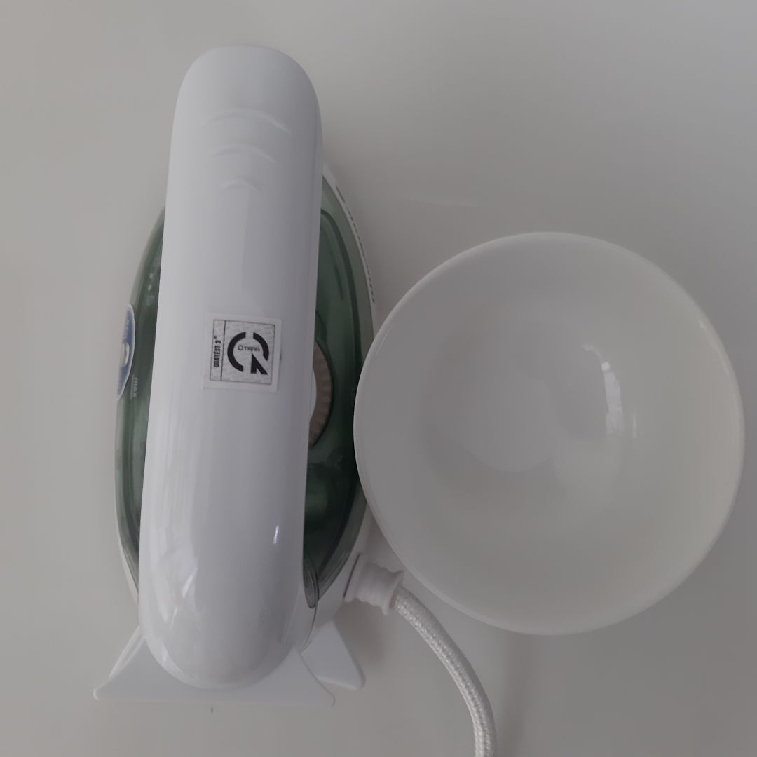 Bàn ủi nhỏ gọn (mình để cạnh cái chén ăn cơm cho mn dễ hình dung).
Mình chỉ mới *** ủi khô, ủi dễ dàng.
Một điểm ko thích ở thiết kế là phần nhô ra để dựng đứng bàn ủi khá vướng khi ủi. Nếu quay tay cầm ra phía sau thì lại ko dựng đứng bàn ủi được nữa.