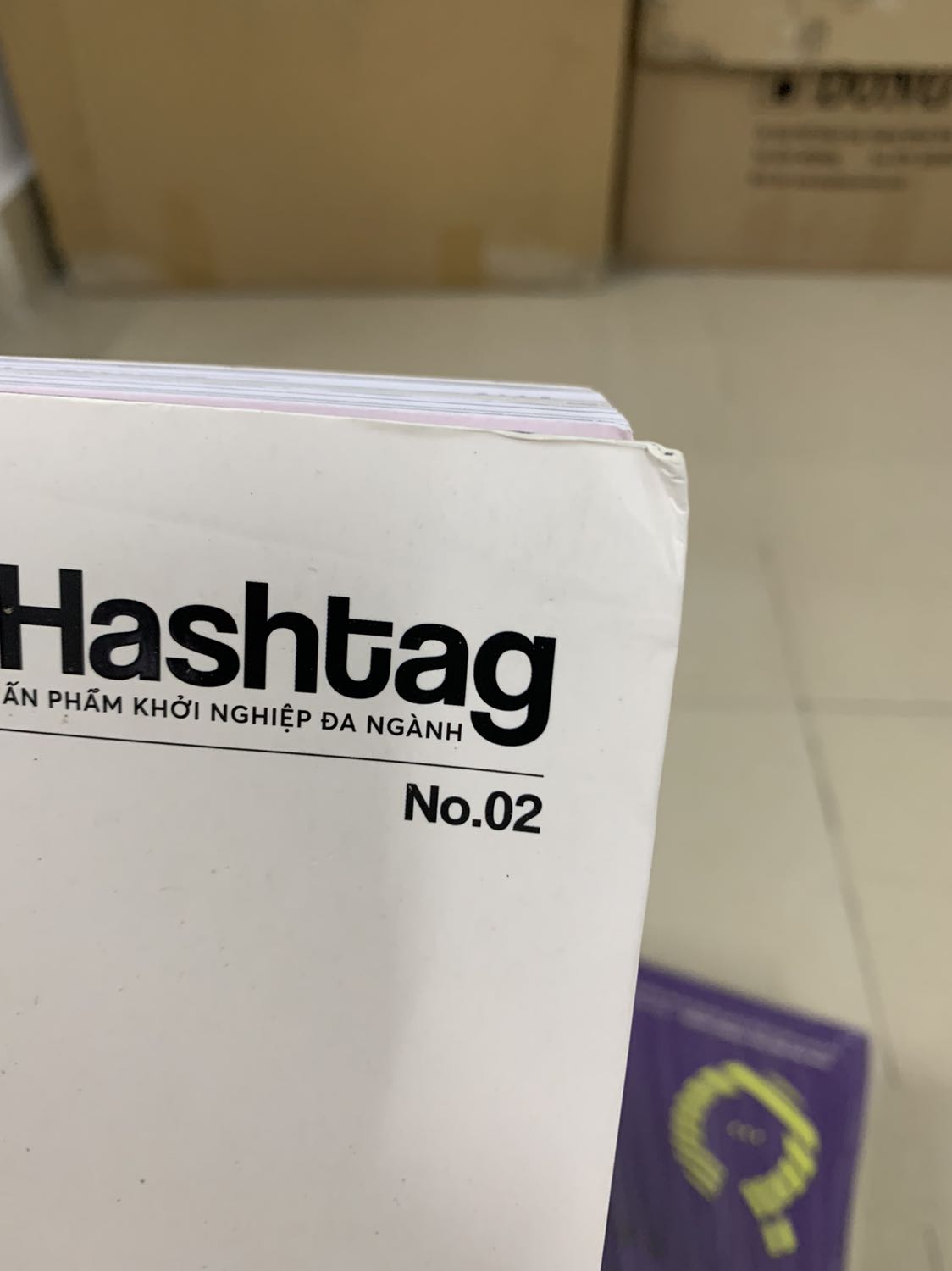 Chỉ complain về phần giao hàng .
Biết là giao lâu vì dịch mình okie. nhưng nếu là sách thì Tiki nên xem lại kỹ phần đóng gói, sách mình mua để tặng nhưng bị quăng góc và đen thêm như vầy thì không tặng được nữa, ngày càng giảm chất lượng packaging, nhất là về sách .