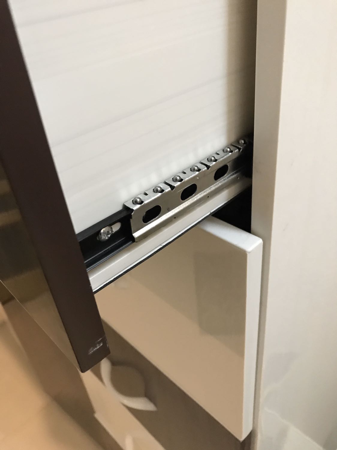 Mới nhận được hàng lúc trưa, mới dùng đến tối thì có mấy vấn đề như sau: 
- Giao hàng trễ so với dự kiến 3 ngày. 
- Ngăn kéo mới kéo vài lần đã bung luôn thanh lề phía bên phải như hình. 
- Không khít, bị hở nhiều như hình. 
Mong tiki có phản hồi về sản phẩm.