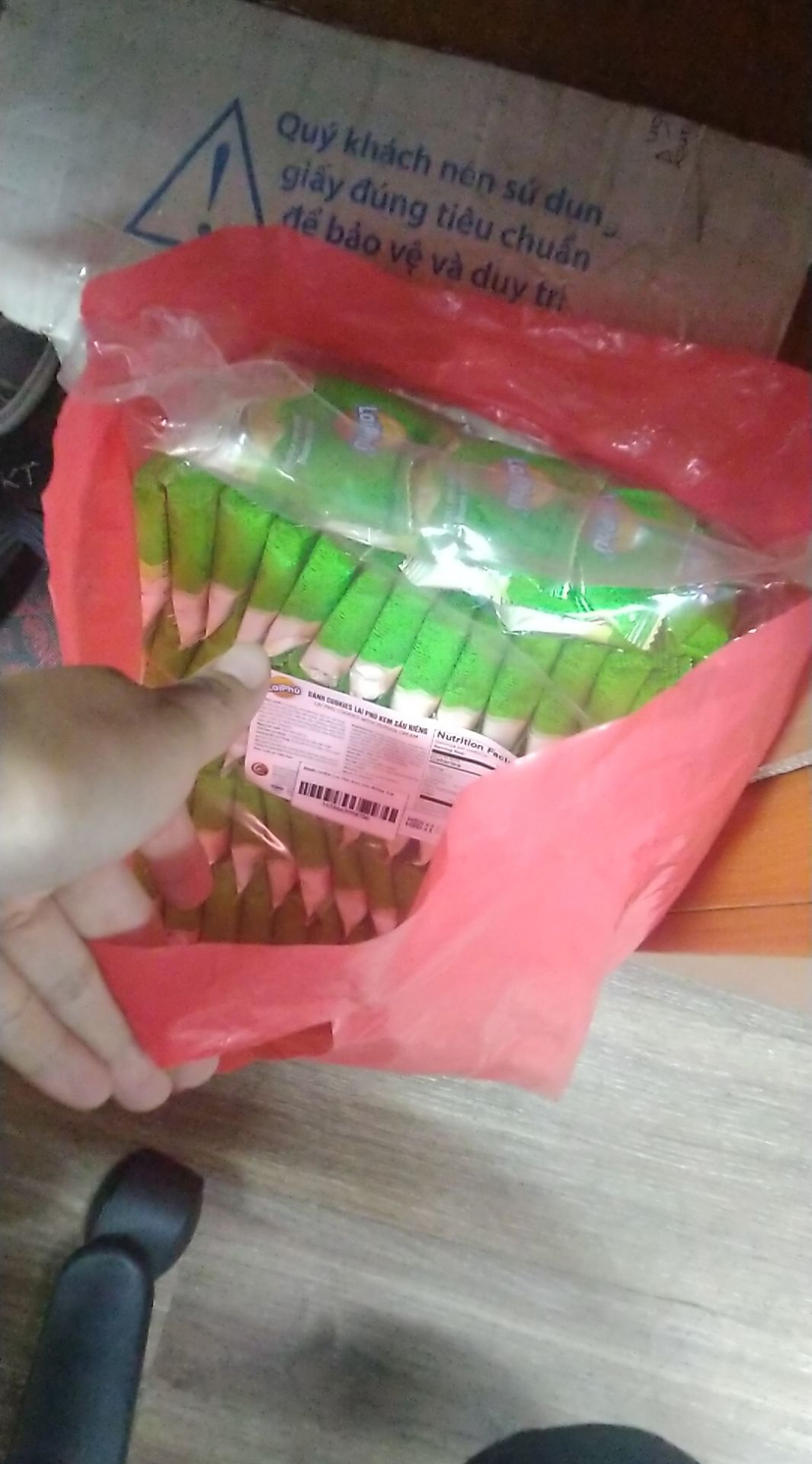 giao hàng siêu nhanh, đóng gói cái hộp cũng siêu to bự luôn, bánh giòn, thơm và hạn sử dụng xa giao hàng siêu nhanh, đóng gói cái hộp cũng siêu to bự luôn, bánh giòn, thơm và hạn sử dụng xa