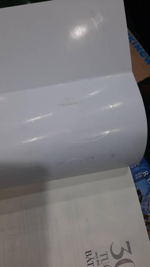 Lần đầu tiên mình phải để lại 1 đánh giá tiêu cực vì thất vọng khi nhận hàng. Mình có thể bỏ qua nhưng ai gặp vấn đề cũng bỏ qua thì người sau lại tiếp tục nhận sản phẩm tệ. Sách bẩn từ ngoài vào trong, bẩn và xước bìa. Bẩn cả ở gáy sách, có đoạn đầu sách còn bị tróc 1 chút. Máy mình chụp không rõ được chứ ở ngoài nó lem nhem bẩn và xước. Mua giao siêu tốc vì muốn đọc sớm, đổi hàng do hàng bị lỗi thì các thủ tục phải mất vài ngày nên thôi mình không đổi nữa. Nhận cuốn sách mà tâm trạng tệ thật sự.