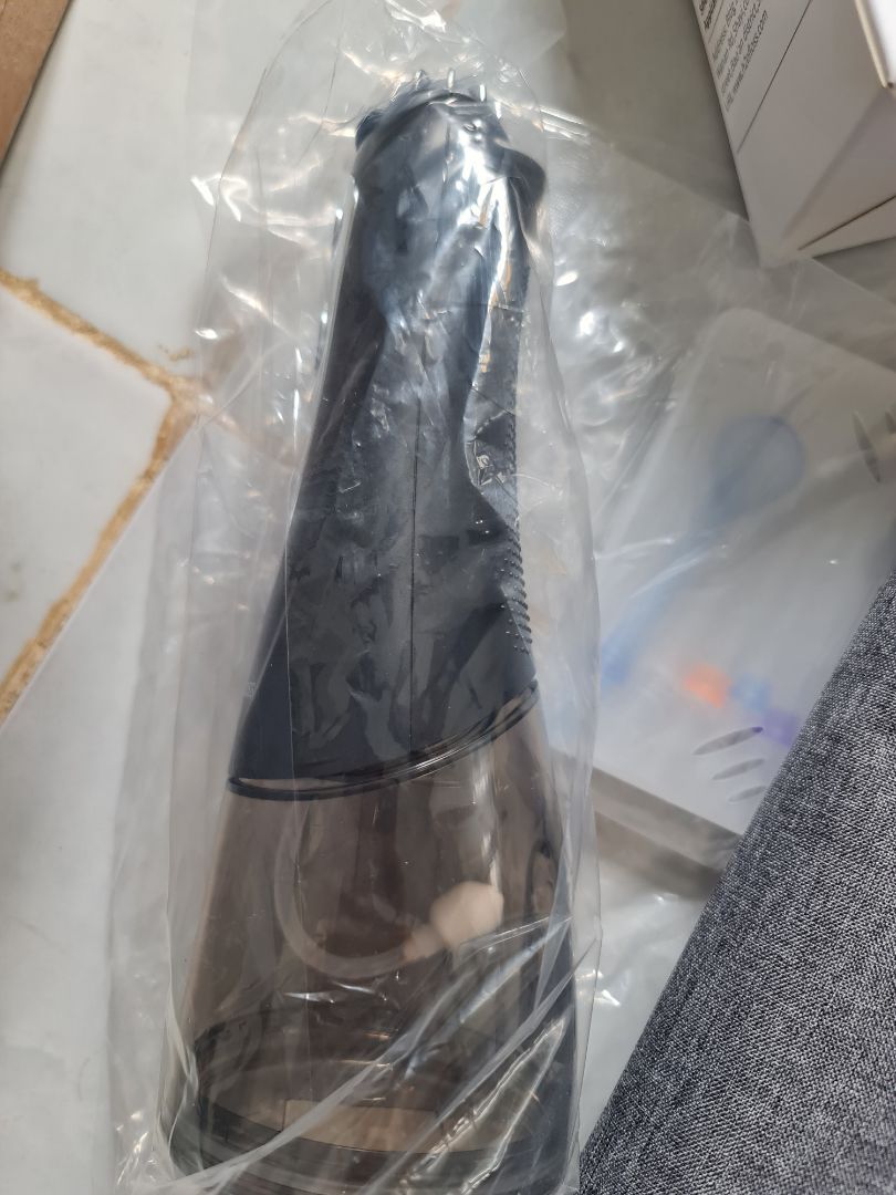 ko bít tại sao đồ mới lại bị khui và còn bị cắt *** bao của sản phẩm mog shop cho lời giải thíh ạ.cũg ko có tem hãg dán 2 bên thân máy như hìh quảg cáo