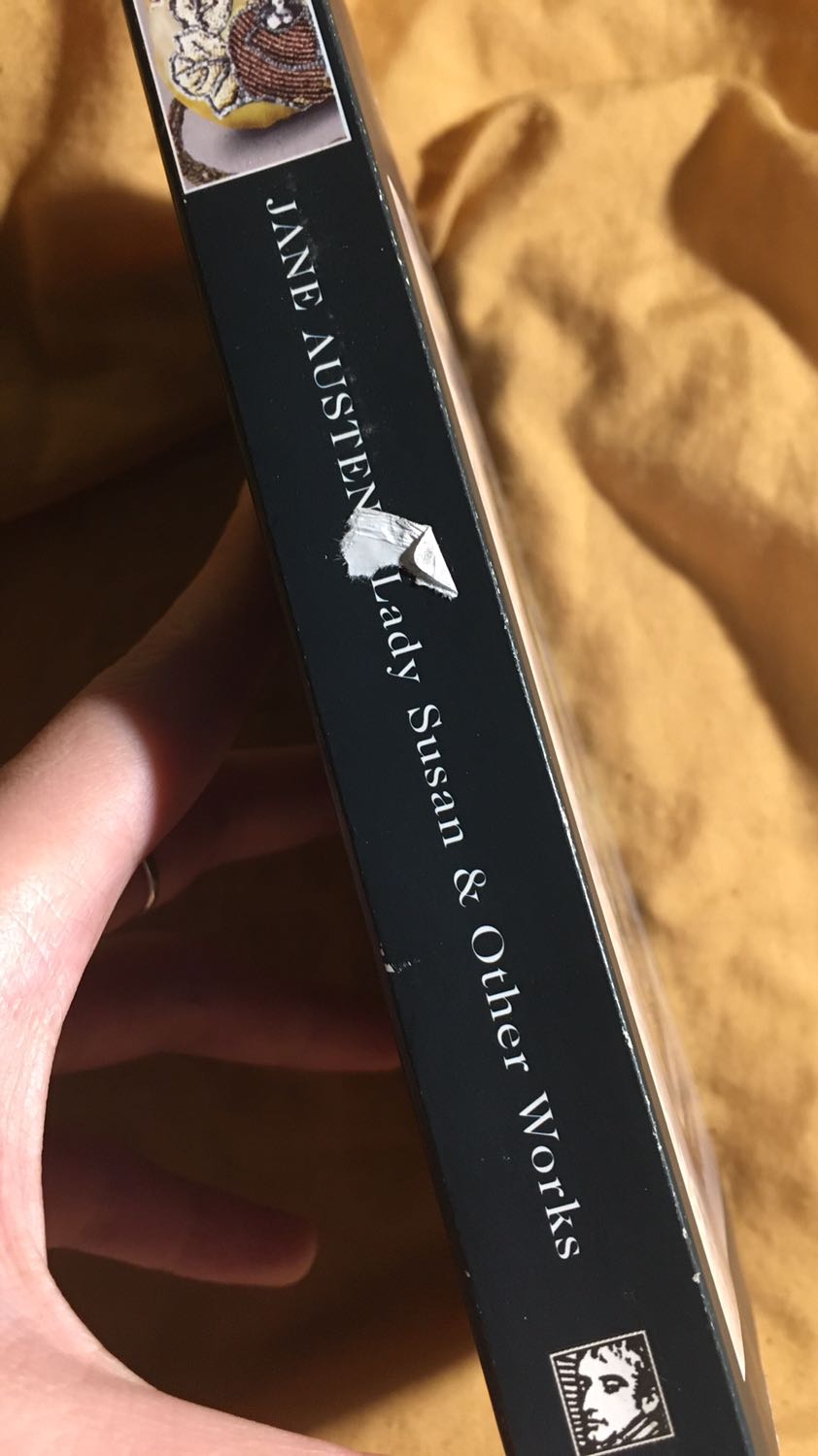 Không hiểu sao bọc r mà cuốn sách vẫn bị bong tróc lởm chởm ntn. Mình mua sách mới chứ có phải sách cũ đâu