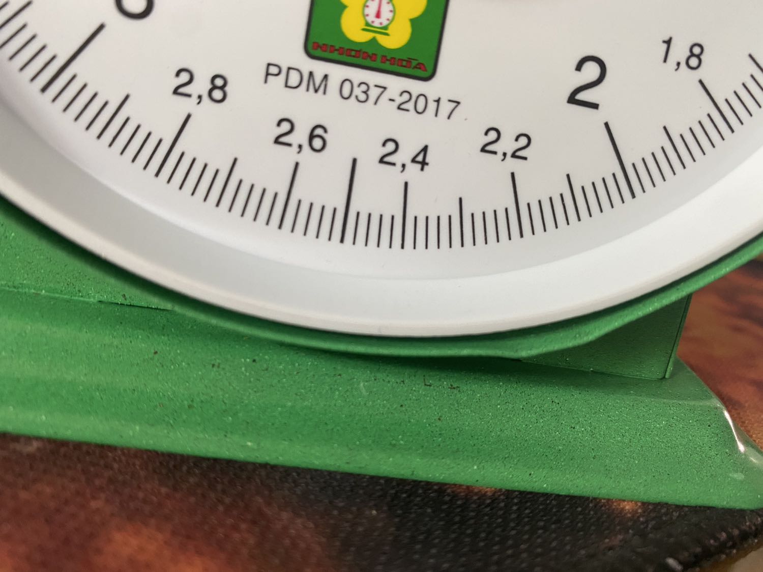 Cân bị móp méo phía trước, gắn ốc như thế thì bố thằng nào mở ra được để lắp giá đỡ cân. Thiết kế *** học sao không gắn sẵn cho khách hàng