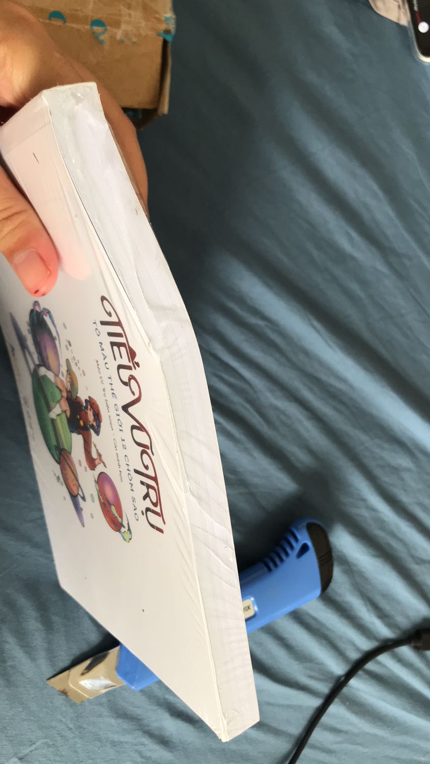 Giao nhanh, đúng hàng nhưng đóng gói sơ xài. Mở ra cuốn sách cong vèo ? Chất liệu in kh tốt lắm bị dính sang trang hết !!!