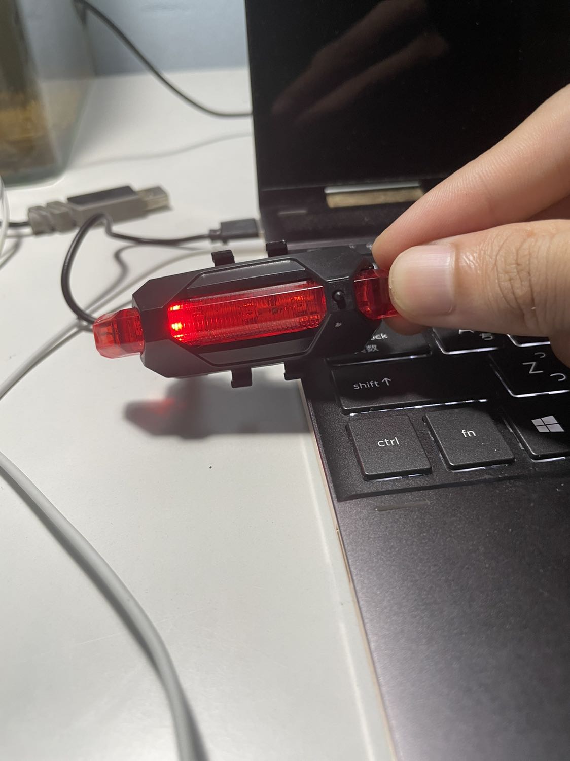 Đèn trước ok.
Đèn sau mở không lên, đem đi sạc sáng đèn nguồn, xong vẫn mở không lên.