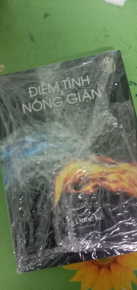 - Sách có bọc , chất lượng giấy in ổn và bìa ngoài còn mới
- Sách self help , đối với mình thì quyển này chỉ nên đọc để có lối hành văn tốt hơn thôi vì tác giả có nhiều dẫn chứng , ví dụ và lời văn cũng rất mượt NHƯNG để đọc mà hết tính nóng giận thì không nhé , giống như đọc xong 1 bài nghị luận rất hay nhưng ko có 1 chút tác động nào đến tâm lý mình vậy ấy
