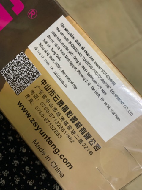 Thứ 1 là hàng xuất xứ TQ lại quảng cáo xuất xứ VN. Thứ 2 là quá cồng kềnh và quá nặng nên sẽ hơi bất tiện khi mang đi du lịch hoặc chụp ảnh bên ngoài. Có thể chắc chắn cho bạn nào chỉ sử dụng tại chổ.