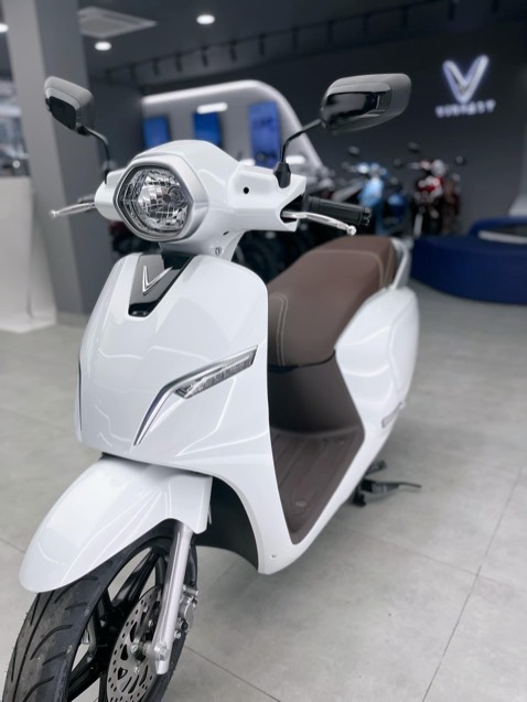 Sự lựa chọn quá hoàn hảo trong thời điểm này 
𝗞𝗟𝗔𝗥𝗔 𝗔𝟮 𝗧𝗥𝗔̆́𝗡𝗚 𝗡𝗚𝗢̣𝗖 𝗧𝗥𝗜𝗡𝗛 🤍🤍
𝗚𝗶𝗮́ 𝗻𝗶𝗲̂𝗺 𝘆𝗲̂́𝘁: 𝟮𝟲.𝟵𝟬𝟬.𝟬𝟬𝟬

- Tốc độ tối đa: 60km / 1h
- Khả năng leo dốc 20% khi chở người 65 kg đạt hiệu suất 9km/ h
- Dung tích cốp 20 lít, có thể chứa 2 mũ bảo hiểm nửa đầu.
- Chìa khóa RF, bao gồm: Nút khóa, nút mở xe, nút tìm xe
- Đạt tiêu chuẩn chống nước cho ắc quy IP67  
- Chế độ bảo hành ắc quy: 1 năm, bảo hành xe: 3 năm

Inbox để được hỗ trợ 
📞 *** Ms. Ngoan 
🎁 Các phần quà hấp dẫn có giá trị lên đến 200k 🎁
——————
Vinfast - Mãnh liệt tinh thần Việt Nam