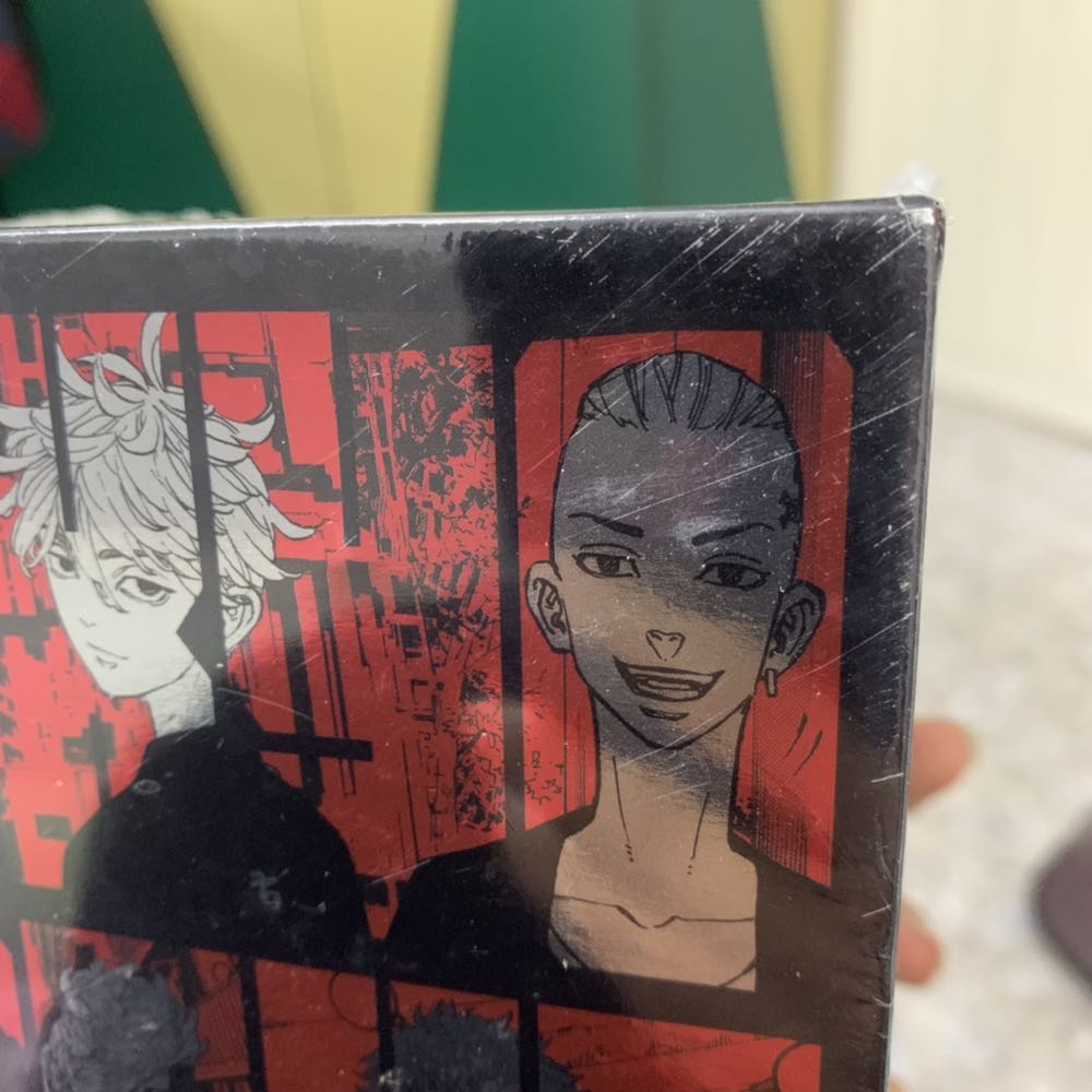 Tổng thể box ko bị móp méo nhưng xung quanh bị trầy xước khá nhiều, df vài góc, hình chụp ko thấy hết được. Phải chi có lớp chống sốc mỏng mỏng cũng đỡ…