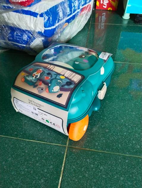 Chất liệu an toàn, không gây kích ứng. Chống tràn tốt, thấm hút tốt!! Có điều gửi quà vali về bị mất 1 cái bánh xe!