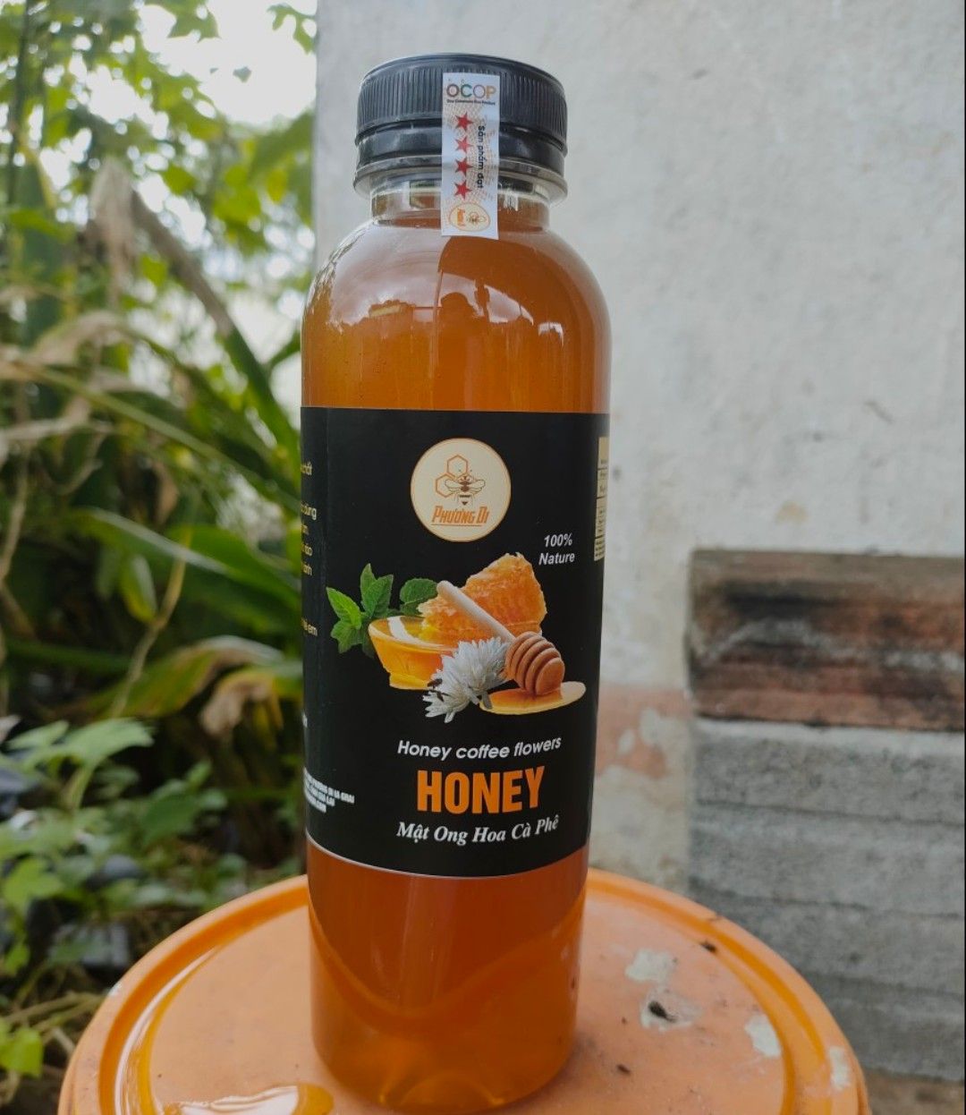 mật ong khá ổn, không quá ngọt, thơm mùi hoa cà phê, để 1 tuần vẫn không bị vón đường. chắc là mật ong thật nên an tâm sử dụng. giá hợp lý. hài lòng
