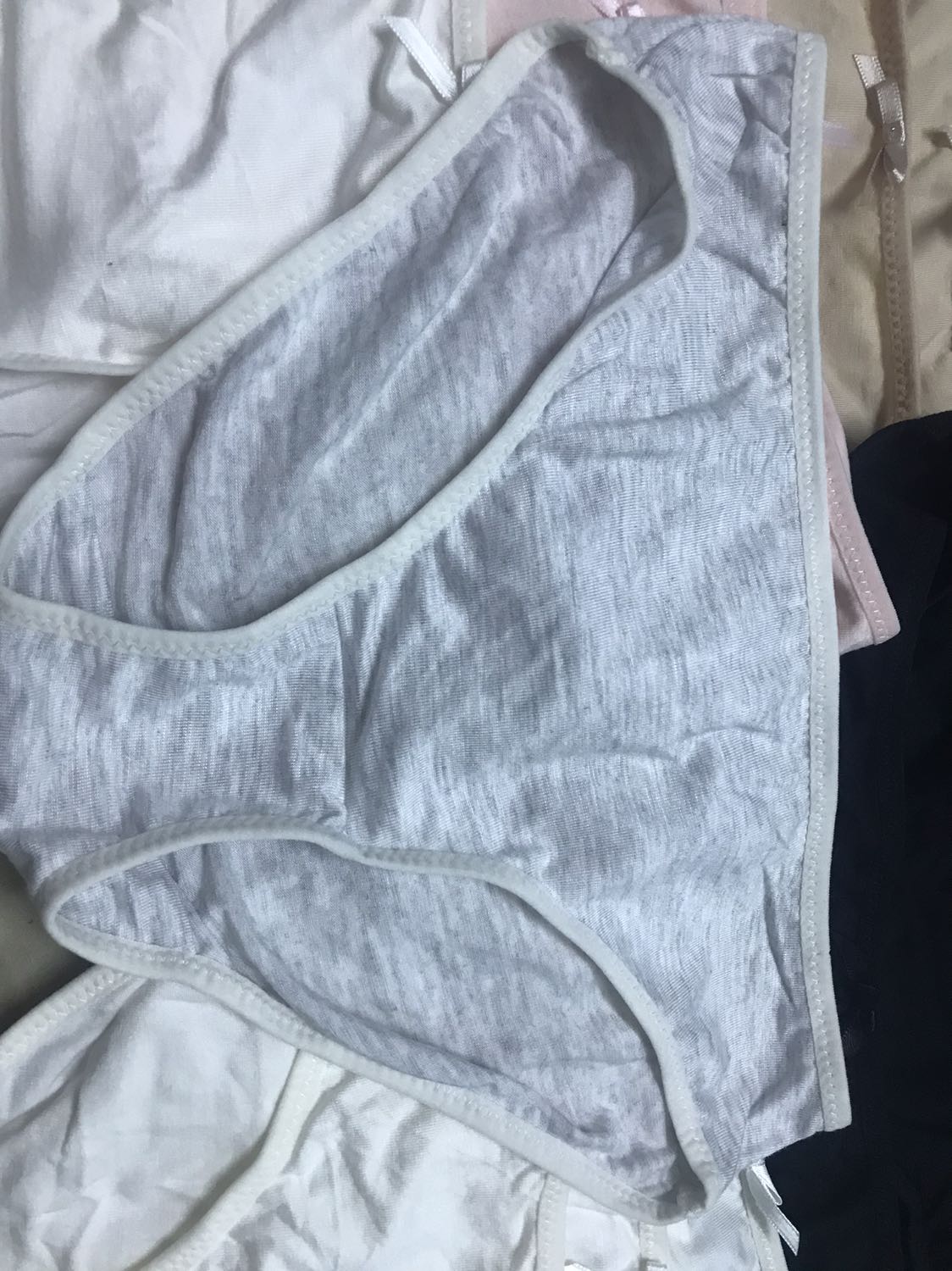 Set combo này mình mua từ lúc còn sale 199k tới giờ chắc cũng 2-3 set gì rồi. Vải thì mềm mịn, thoáng mát, mỏng vừa. Bây giờ thấy brand in size lên quần luôn, tiện, khỏi sợ nhầm size. Tiếc là màu trắng nhiều quá, tận 4 chiếc lận. Săn sale nên giá okie. Được tặng thêm 1 chiếc quần nữa ạ. Thanks shop nhiều ❤️