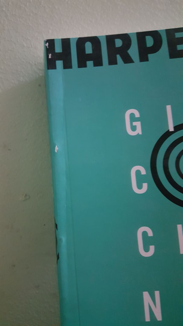 Tôi đã mua hàng ở Tiki 3 lần nhưng đây là lần đầu tiên tôi nhận được sách bị nhiều lỗi ngoại quan như vậy. Do lúc nhận hàng tôi đang vội và khá tin tưởng Tiki nên đã chủ quan mà không kiểm tra hàng. Vì đã gần Tết và lỗi không quá nghiêm trọng nên tôi sẽ không đổi trả hàng. Nhưng tôi hi vọng Tiki sẽ cải thiện chất lượng dịch vụ của mình.