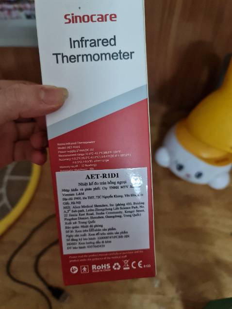 Nhiệt kế đo không chính xác. Con mình sốt 39 độ mà đo đi đo lại vẫn chỉ 37,6 độ. 
Quá nguy hiểm nếu sốt cao mà xem nhiệt độ thế này không cho con uống thuốc. 
Đề nghị đổi sản phảm giúp mình