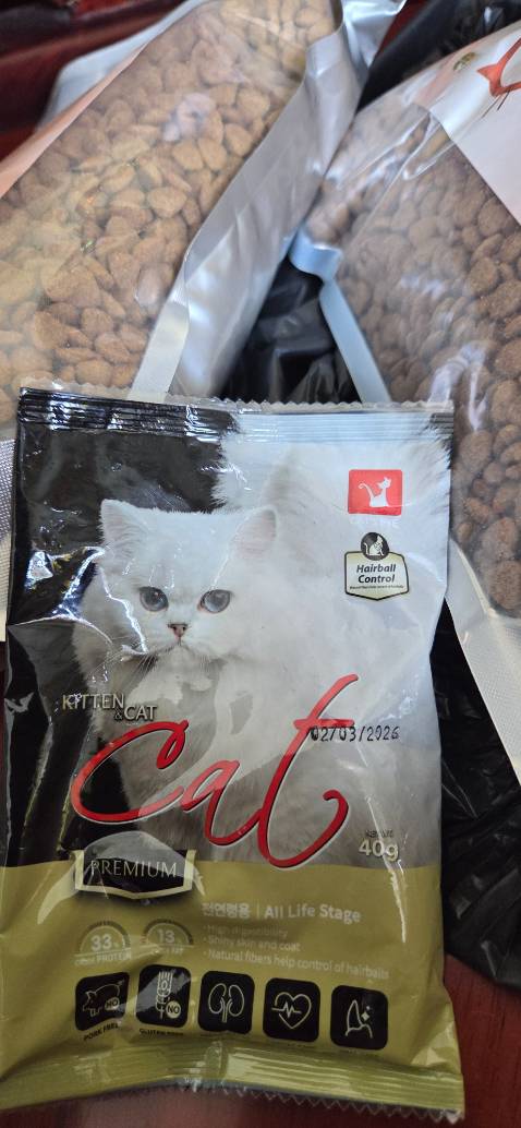Sản phẩm đúng như hình ảnh quảng cáo, đóng gói chắc chắn, giao hàng nhanh, mùi vị hấp dẫn thú cưng. Được tặng gói nhỏ 40g nữa chứ