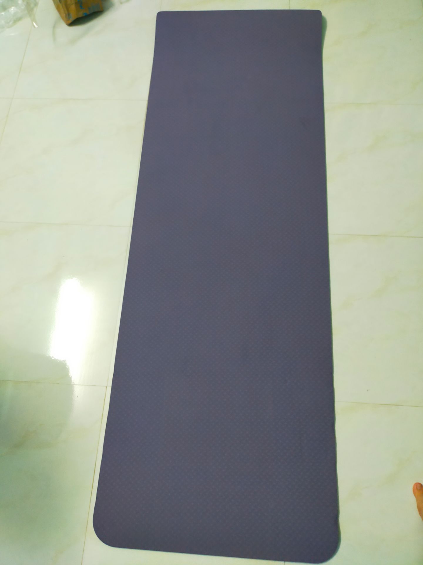 thảm có vài lỗ nhỏ ở mặt dưới, có vài chỗ móp 1 xíu nhưng ko ảnh hưởng gì, có túi và dây cùng phiếu cảm ơn, đúng kích thước, bám sàn tốt, ko trơn trượt, gói hàng cẩn thận, giá phù hợp, hài lòng?