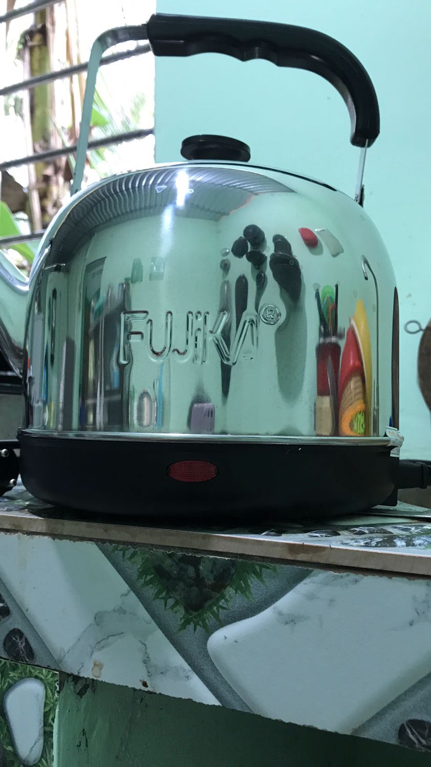 Ấm dung tích thật chỉ được 3l
Đun thử thì không có còi báo khi sôi và không có nút bật tắt nguồn như trong hình mẫu