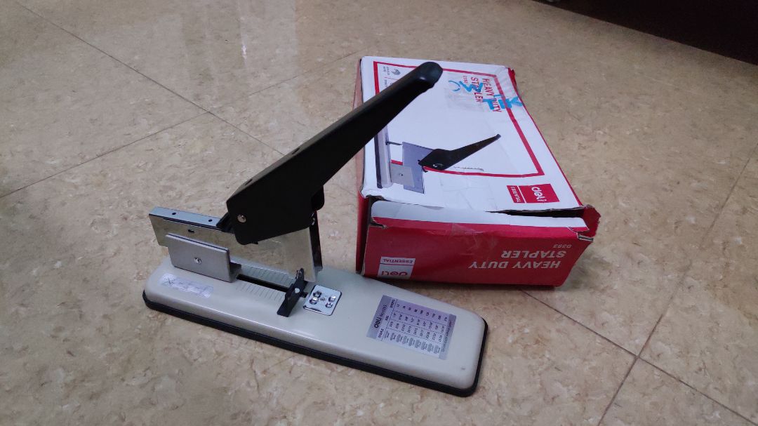 đây là một sản phẩm tuệt vời, vừa chắc chắn vừa tiện dụng, nhờ có nó tôi đã đóng cho con trai những cuốn sách yêu thích!