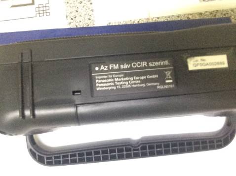 -  Về bên ngoài:
 + Sản phẩm hoàn thiện tốt, có mã số riêng.
 + Có hướng dẫn sử dụng, phiếu bảo hành.
- Về sử dụng:
 + FM bắt được rất ít kênh.
 + AM bắt được nhiều kênh trong nước, nước ngoài.
 + Rất nhiều lần nghe bị giật giật rất khó chịu, đặc biệt là khi dùng nguồn 220V.