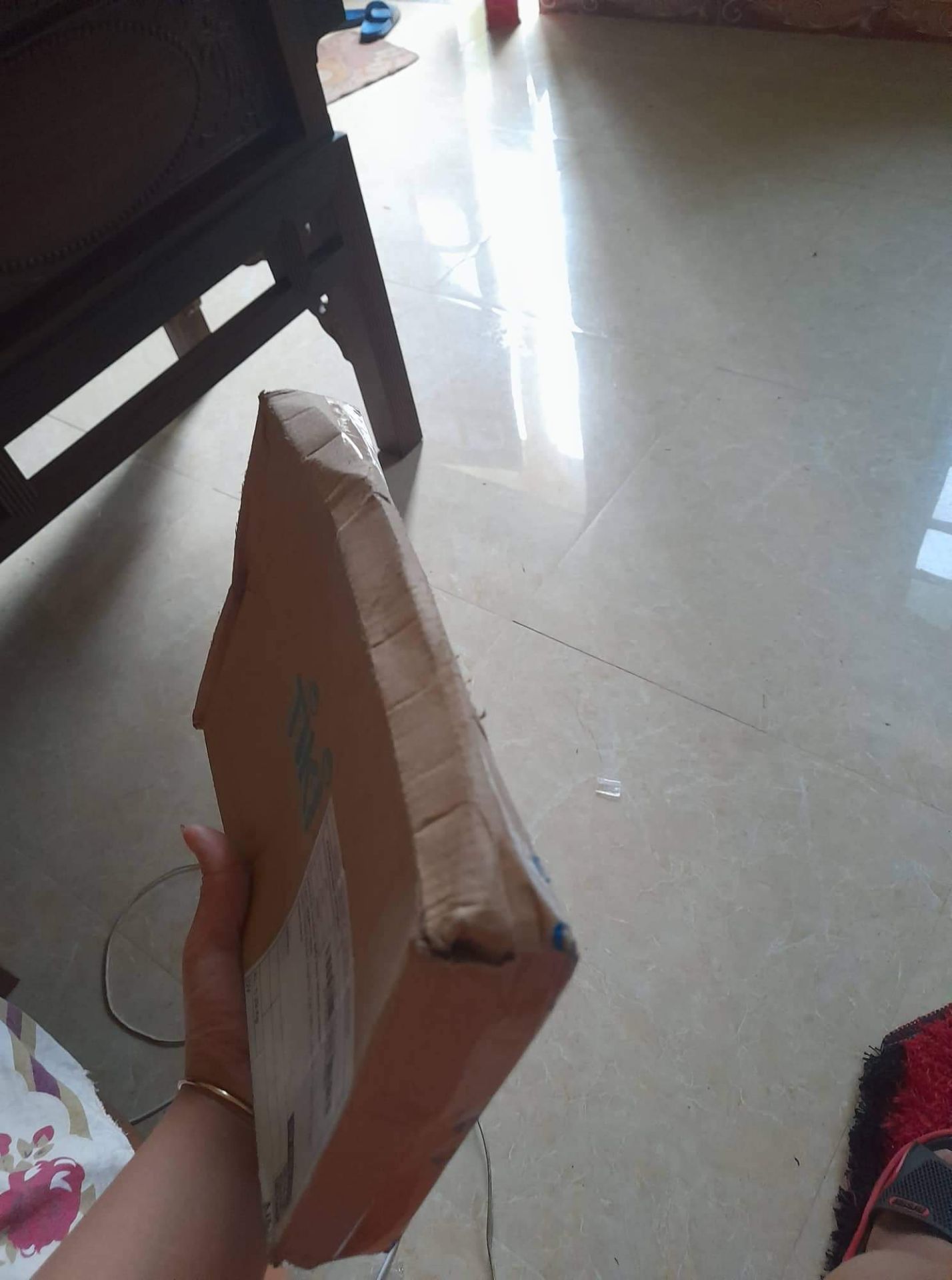 hộp bị móp, méo và ẩm iolvfjnbcg