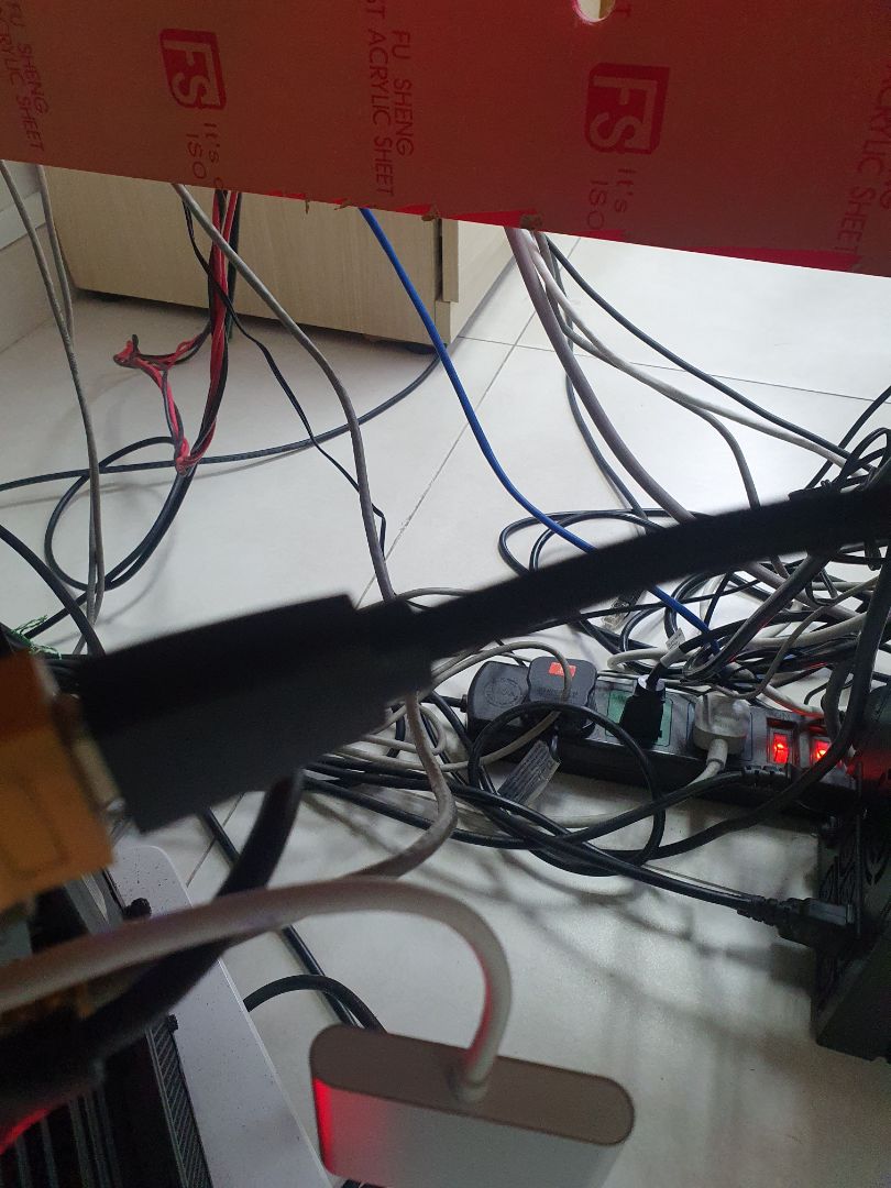 hàng chuẩn nhưng hơi ngắn thích nợ cắm laptop trên bàn làm việc anh em nhớ để ý nhé. build đẹp hàng ch đáng mua.