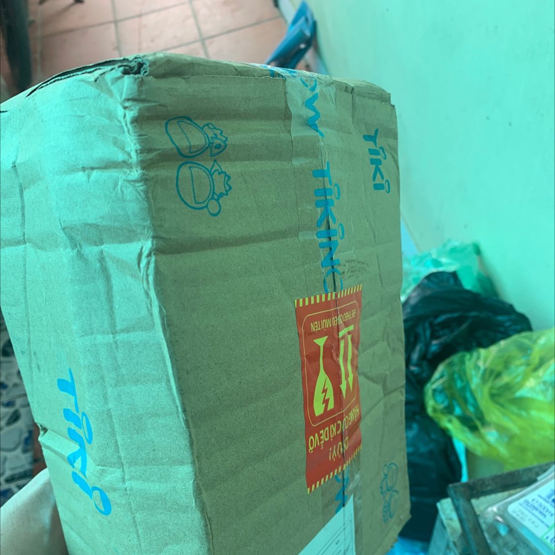 Hàng bị gãy mất đầu xịt. Bên giao hàng quá bất cẩn, bên ngoài đã ghi chú rõ là hàng dễ vỡ rồi mà lúc nhận thì hộp đựng nhàu nát