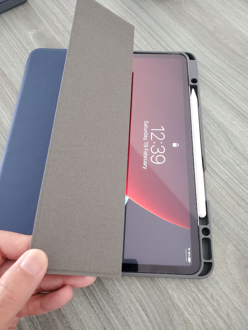 hoàn thiện tốt, chắc chắn và có khe gắn bút ngay vị trí sạc, rất hài lòng, cảm ơn shop đã ship nhanh hơn dự kiến