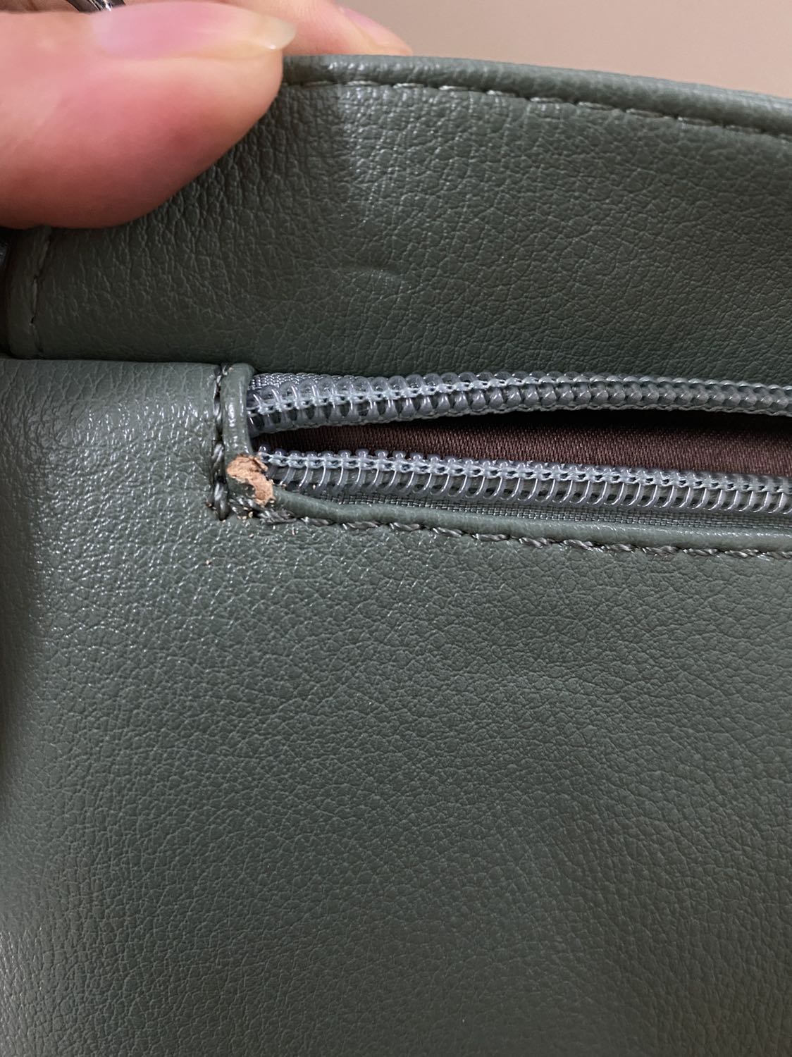 Nếu túi này giá dưới 200k vnd thì chất lượng và mẫu mã tương đồng giá tiền nhưng với giá hiện tại và cộng thêm nhận được mẫu túi bị lỗi rách viền,  chạm nhẹ tay là rách thêm ra, ngoài ra chất lượng chữ in rất tệ lun. Giá gần 500k và mẫu túi này thì không nên mua nhé