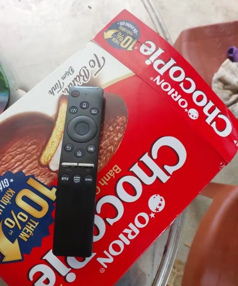 Remote hoạt động tốt, các nút nhấn cũng khá ok như cái remote cũ đi theo TV Samsung. Để chức năng giọng nói của remote hoạt động được thì cần đồng bộ remote với TV bằng cách nhấn 2 nút quay lại và nút play đồng thời khoảng vài giây, sau khi có thông báo đồng bộ xong thì chức năng tìm kiếm giọng nói sẽ dùng được.