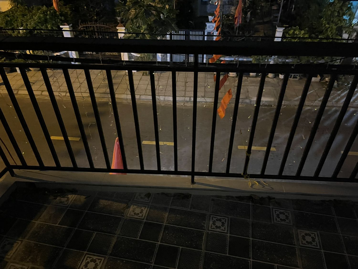 Mình mới nhận hàng 20 ngày, dùng mỗi đêm 2h đồng hồ, hôm nay đã bị hỏng, ánh sáng gần như tắt yếu, mình có thể đổi bảo hành được ko?