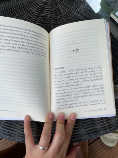 Giao hàng nhanh chóng, đóng gói cẩn thận, sách trong bộ “ Tiếng Việt giàu đẹp “ của NXB trẻ thì quá hay rồi. Dành cho bạn nào yêu thích tiếng việt, bạn yêu viết lách , có kiến thức nền tảng về văn hóa Việt & ngôn ngữ học