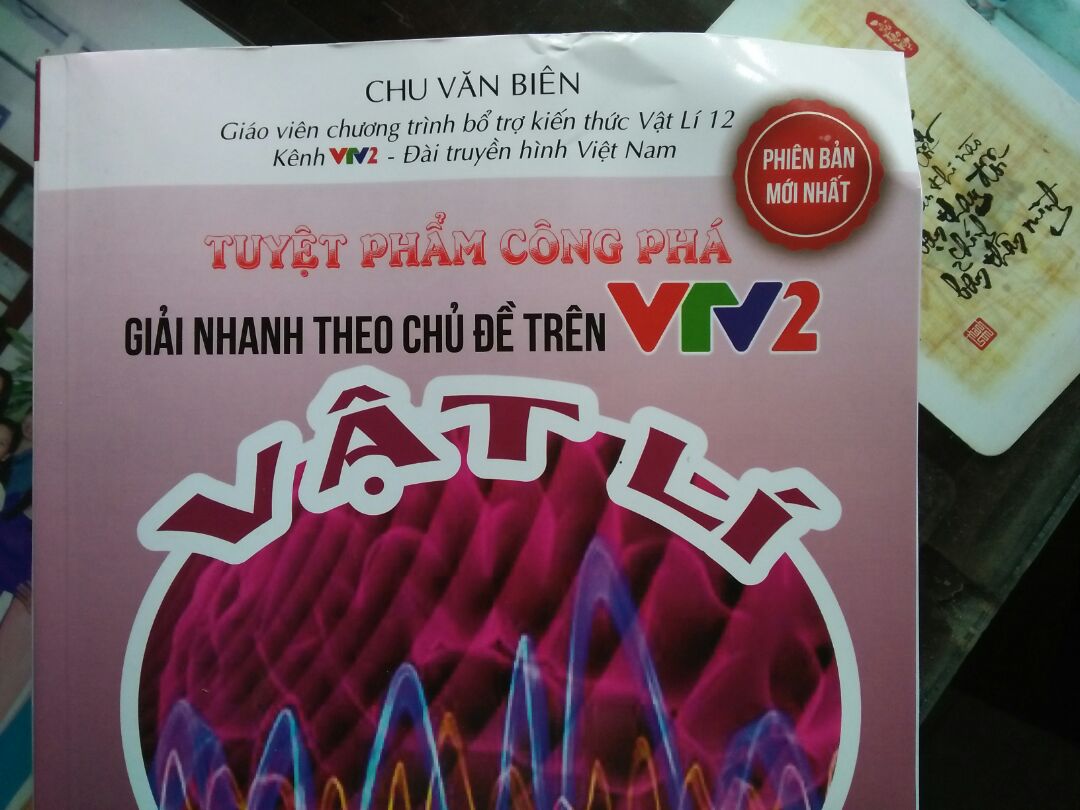 Mình mua sách này vì được mn giới thiệu về thầy Chu Văn Biên. Sách có đầy đủ các dạng bài tập liên quan đến dao động,  có cả phương pháp giải bằng máy tính nữa. Đó là lí do mình đánh giá 5* về nội dung sách.

Bên cạnh đó :)) Điều làm mình thất vọng là dịch vụ đóng gói hàng của tiki. Từng mua nhiều sách trên tiki nhưng đây là lần đầu thấy cách đóng gói k thể chấp nhận được. Ai đời lại cuộn sách để cho vừa cái hộp ngắn tẹo như thế?? Cũng may chưa rách trang sách nào, chỉ mới quăn thôi.