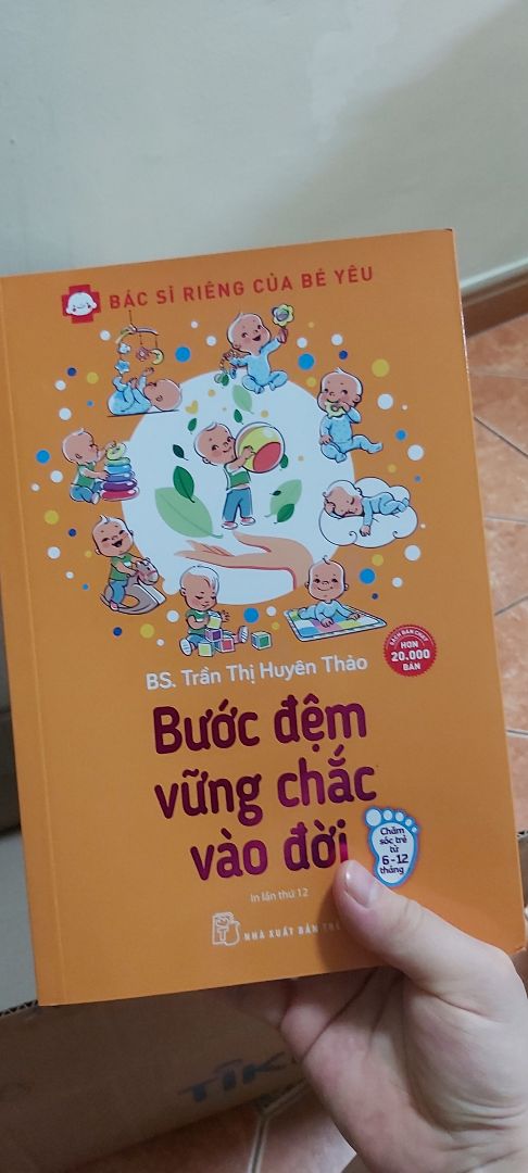 Tiki giao hàng siêu nhanh, vừa đặt tối hôm trước sáng hôm sau đã ship tới. Mua được giảm giá 50% cộng với voucher nên giá rất tốt. Sách mới tinh, sạch đẹp. Đã đọc quyển tập 1 cảm thấy các kiến thức chăm sóc em bé theo khoa học rất hữu ích và dễ hiểu nên quyết định mua tập 2 này. Sách hay và hữu dụng với các gia đình có con nhỏ, rất nên mua. Tiki giao hàng siêu nhanh, vừa đặt tối hôm trước sáng hôm sau đã ship tới. Mua được giảm giá 50% cộng với voucher nên giá rất tốt. Sách mới tinh, sạch đẹp. Đã đọc quyển tập 1 cảm thấy các kiến thức chăm sóc em bé theo khoa học rất hữu ích và dễ hiểu nên quyết định mua tập 2 này. Sách hay và hữu dụng với các gia đình có con nhỏ, rất nên mua.