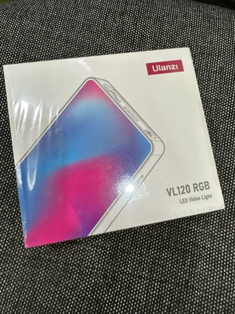 Đèn led vl120 loại này thì có 120 bóng sáng có rgb luôn, giá thành mềm, thiết kế nhỏ gọn dễ mang theo, chỉnh được độ sáng tuỳ ý.