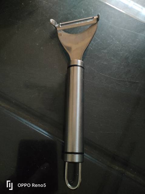 Rất sắc nhưng chê mỗi cái mấu inox chỗ lưỡi dao làm cho không gọt được quả to chỉ gọt được dưa chuột và cà rốt thui Rất sắc nhưng chê mỗi cái mấu inox chỗ lưỡi dao làm cho không gọt được quả to chỉ gọt được dưa chuột và cà rốt thui