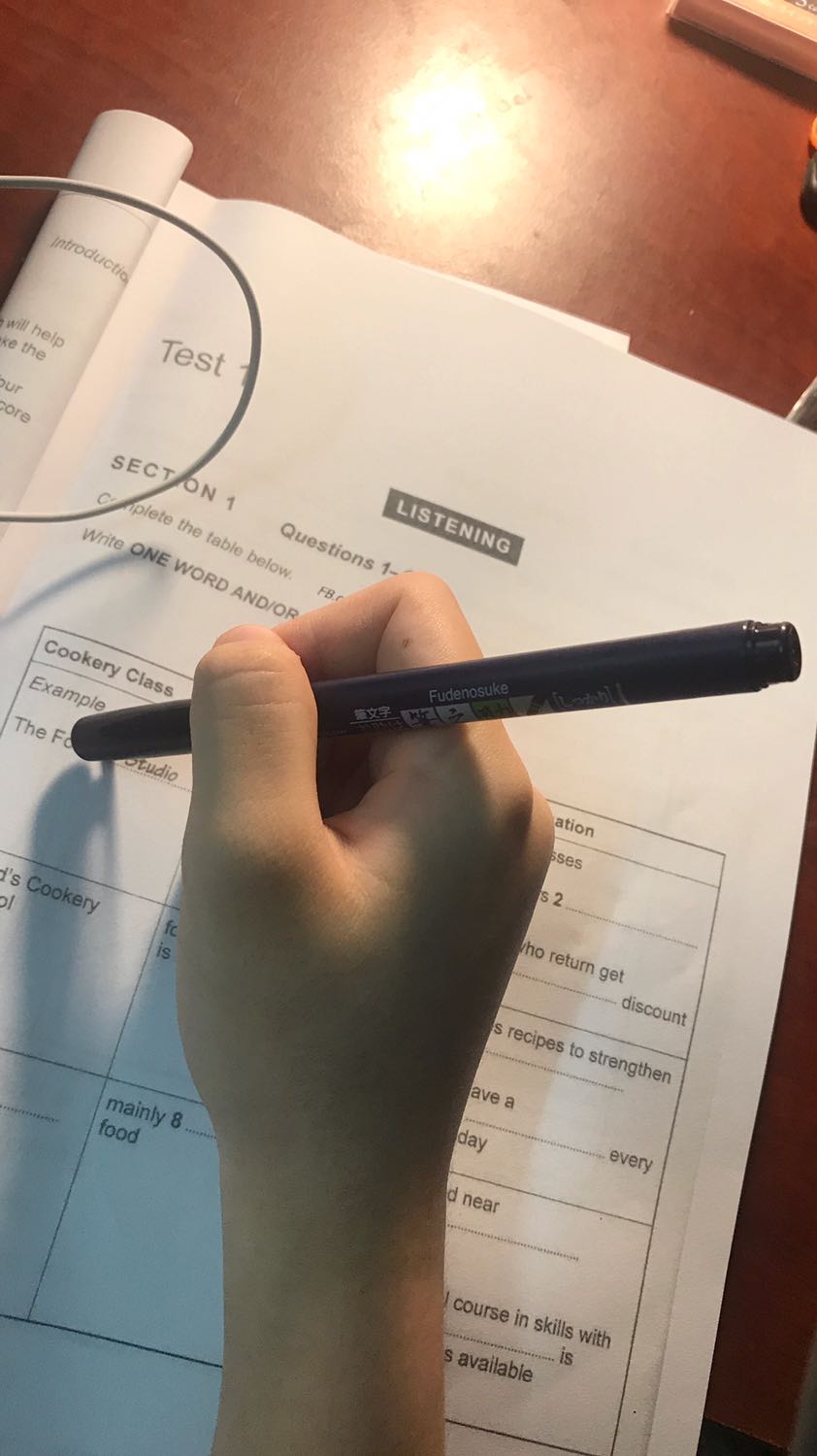 Bút đẹp
Dễ viết
Nét điều chỉnh được từ 0,3mm tới 0,7mm j đó tầm vậy
Hợp viết tiêu đề bài học, hoặc tô viền chữ bút lông
Chứ nếu dùng viết bài bth thì đắt quá mà cũng sợ nhanh hết mực nữa 
Không biết nhanh hết mực k nữa
Với lại mình nghĩ có bút khác rẻ hơn có thể thay được mà mình quên tên r, bút màu trắng toàn thân á, rồi có chữ ghi ngòi mấy trên nắp bút, cũng giống nhau nma lại rẻ hơn 1 nửa