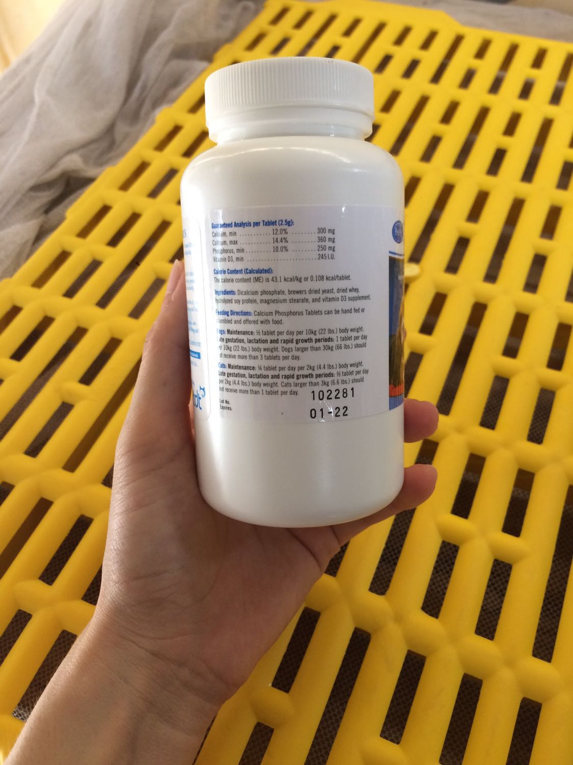 Viên mềm dễ bẻ, cũng rất to, cho cún tự nhai được, date cũng rất mới, mình mua của Kun miu pet shop cùng với sàn nhựa lót chuồng, 
thấy hàng khá ổn nhé