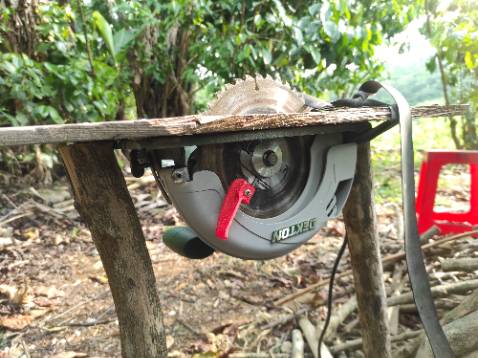 Ổn. Cưa cả tiếng đồng hồ mà máy âm ấm. Khung máy khá ổn. Lưỡi cưa tặng kem sắc bén. Nói chung hơn 800k thì ko có j để chê hết