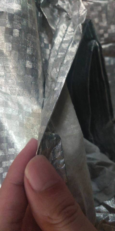 Bạt 1 lớp, mỏng, nhưng chất liệu có vẻ dai, che nửa xe bên trên, đủ dài che được cả nắp capo xe SUV. Ưu điểm: có vẻ nhẹ. Tôi mua với mục đích chủ yếu để che lá cây, nhựa cây rụng xuống xe nên Ok. NẾU MUA VỚI MỤC ĐÍCH CHỐNG NÓNG CHO XE THÌ CÓ LẼ KHÔNG CÓ TÁC DỤNG NHIỀU. Lưu ý: nếu xe chạy đường dài, nhất là chạy xe dưới trời nắng, nắp capo sẽ rất nóng thì khi dừng xe có lẽ không nên phủ bạt này lên phần nắp capo ngay. Tôi được miễn phí ship nên với giá 230k cũng tương đối ok. Giá khoảng 180k trở xuống thì sẽ hợp lý hơn.
Cập nhật sau 1 thời gian sử dụng. Phần mép bạt chỗ dây cài hơi dễ rách, chắc do chất liệu bạt hơi kém.