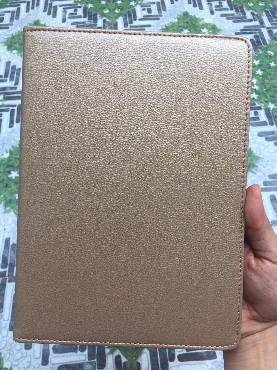 Sản phẩm đúng như quảng cáo. Đường màu sắc sảo, chất da đẹp, mặt lưng chắc chắn. Các chức năng đầy đủ, xoay 360 độ tiện lợi. Sản phẩm đúng như quảng cáo. Đường màu sắc sảo, chất da đẹp, mặt lưng chắc chắn. Các chức năng đầy đủ, xoay 360 độ tiện lợi.