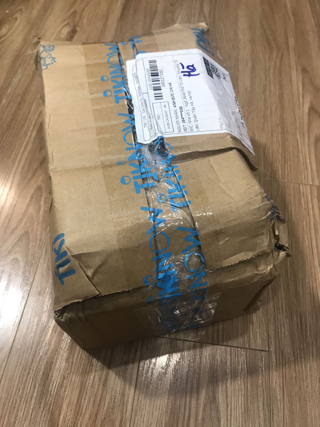 Sách may vẫn ok Nguyên hộp , nguyên niong , bên trong không bọc chống sốc hay lót giấy gì đó . Khi nhận hàng thấy hộp nát be bét méo móp bốn phía mình đã rất sợ bị dập nát rồi nhưng chắc mình vẫn còn may mắn , bên trong ko bị ảnh hưởng. Tiki hay nhà sách nên xem lại vấn đề lót lớp bảo vệ bên trong nữa thì dịch vụ sẽ rất tuyệt